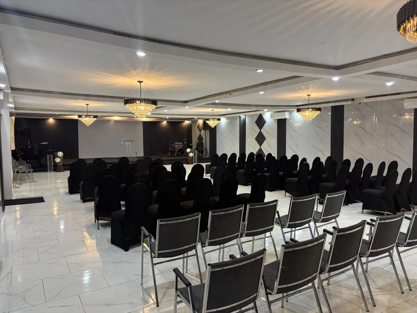 Salle Diamant — vue d'ensemble et chandeliers