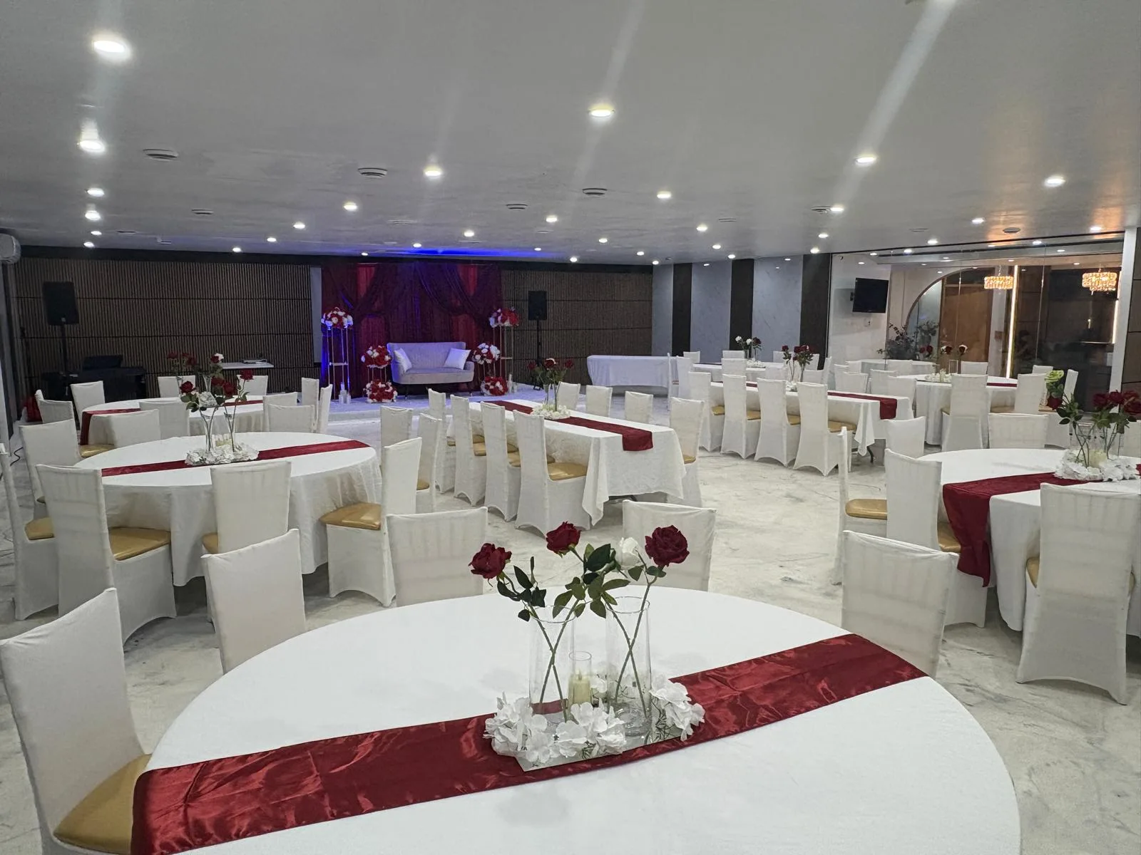 Salle Émeraude — réception thème rouge